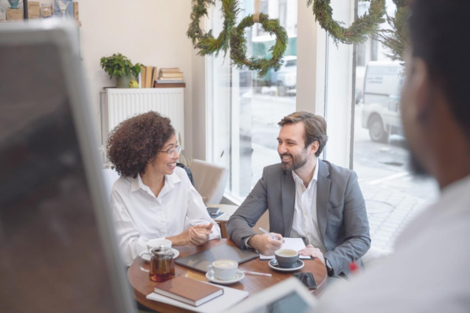 Professionelle Beratungssituation mit Finanzunterlagen